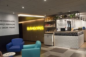 Coin salon dans le hall