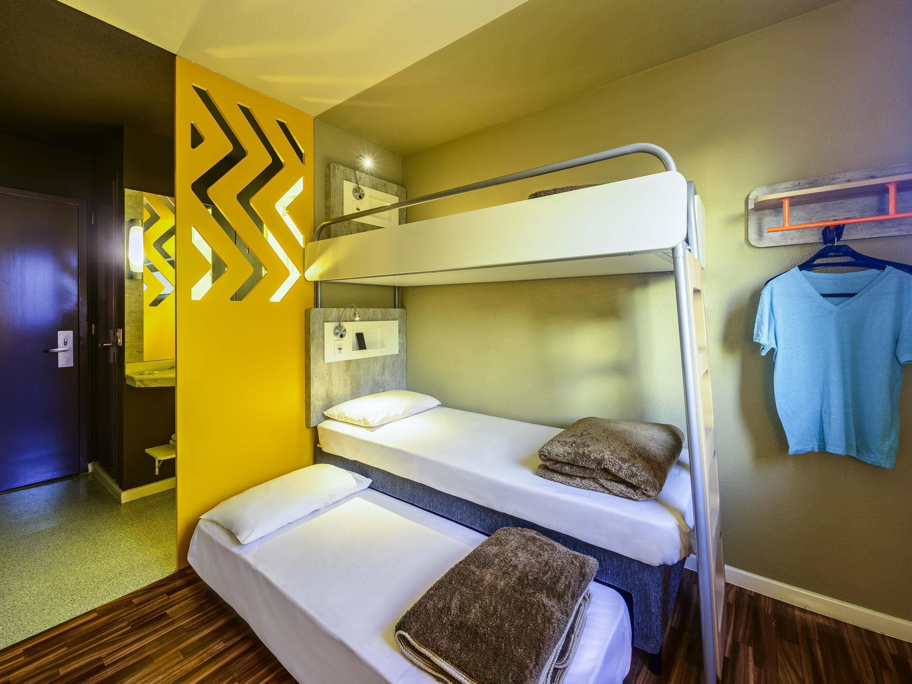 Standardzimmer (1 bunk bed and 1 extra bed) | Individuell dekoriert, Schreibtisch, laptopgeeigneter Arbeitsplatz