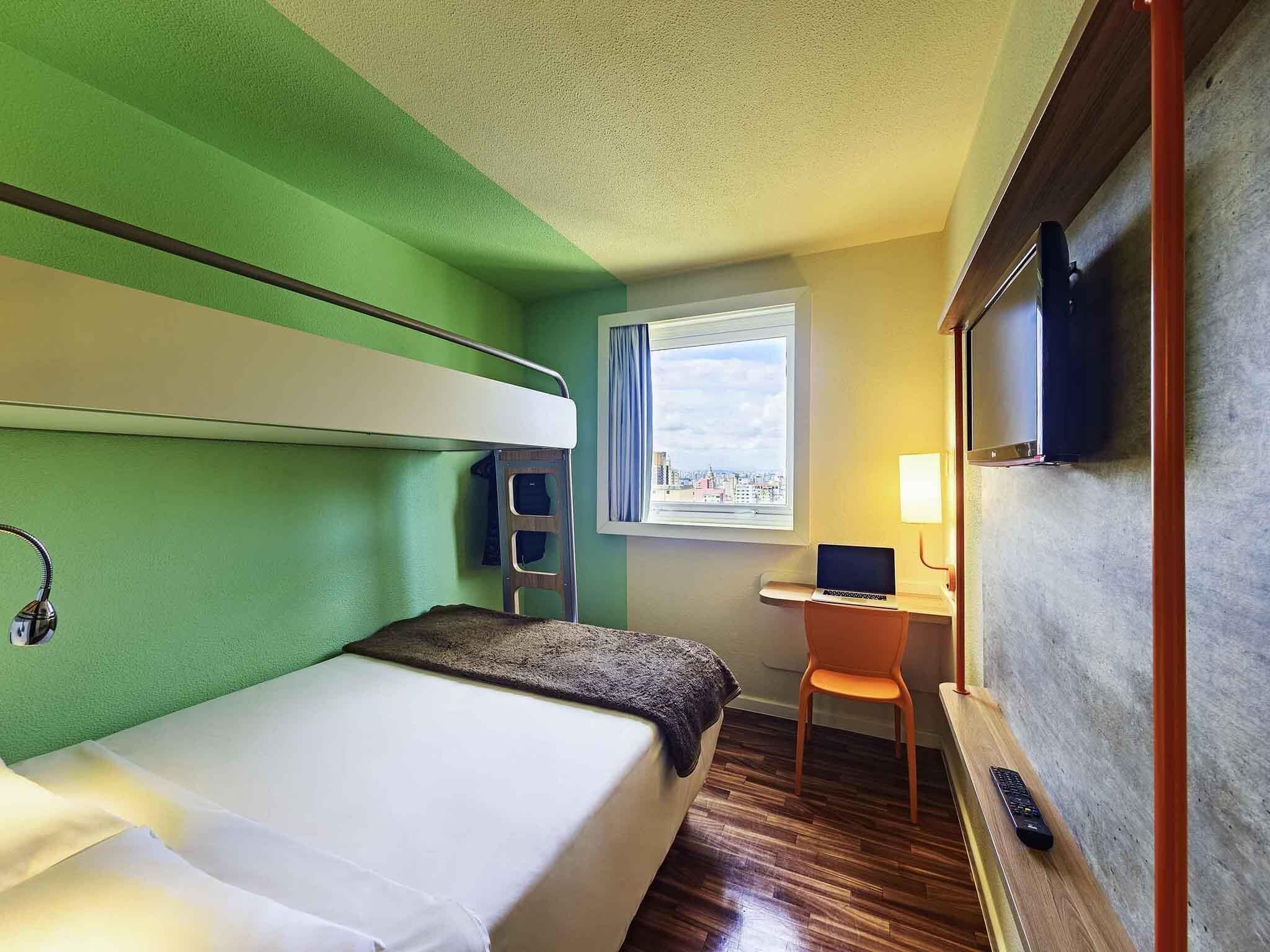 Habitación estándar, varias camas | Decoración individual, escritorio, espacio para trabajar con un portátil