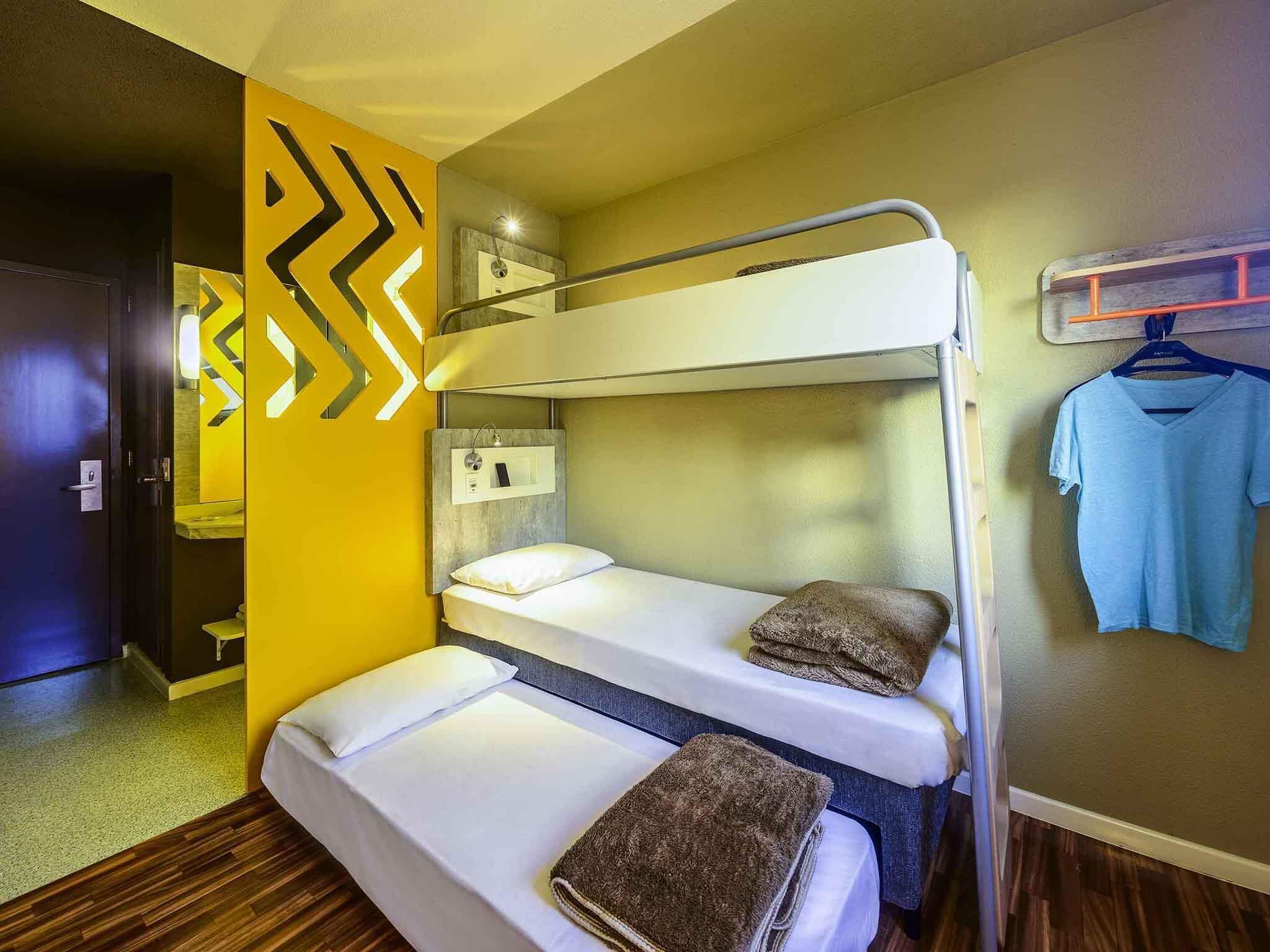 Habitación estándar (1 bunk bed and 1 extra bed) | Decoración personalizada, escritorio y espacio para trabajar con laptop 