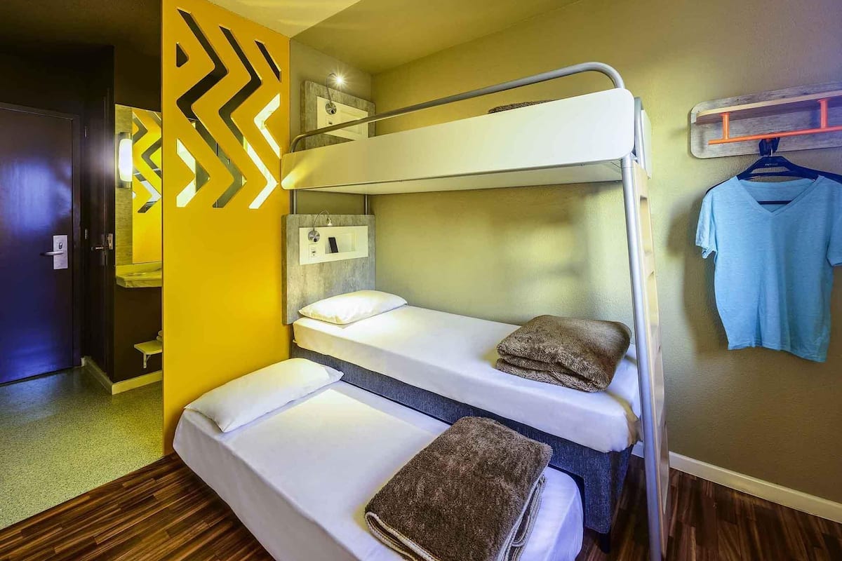 Habitación estándar (1 bunk bed and 1 extra bed) | Decoración personalizada, escritorio y espacio para trabajar con laptop
