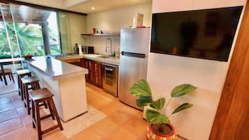 Biệt thự Cao cấp, 2 phòng ngủ, bếp, quang cảnh biển | Bếp riêng | Dụng cụ pha cà phê/trà, bàn ăn