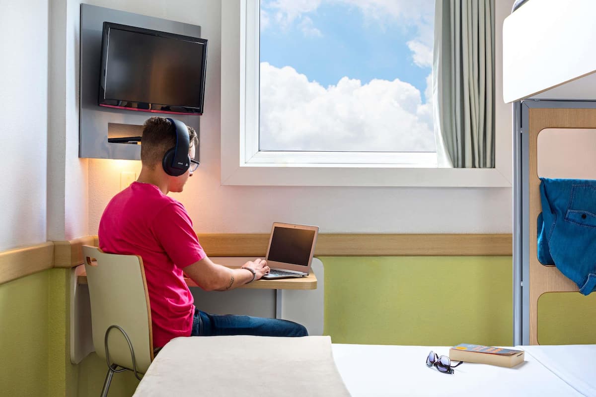 Standard Room, Multiple Beds (Cama de Casal e Cama Sobreposta) | Blackout drapes, free WiFi, bed sheets