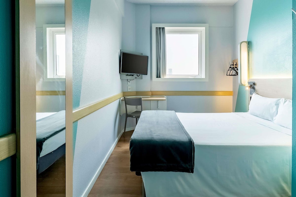 Quarto clássico, várias camas | Cortinas blackout, Wi-Fi de cortesia, roupa de cama