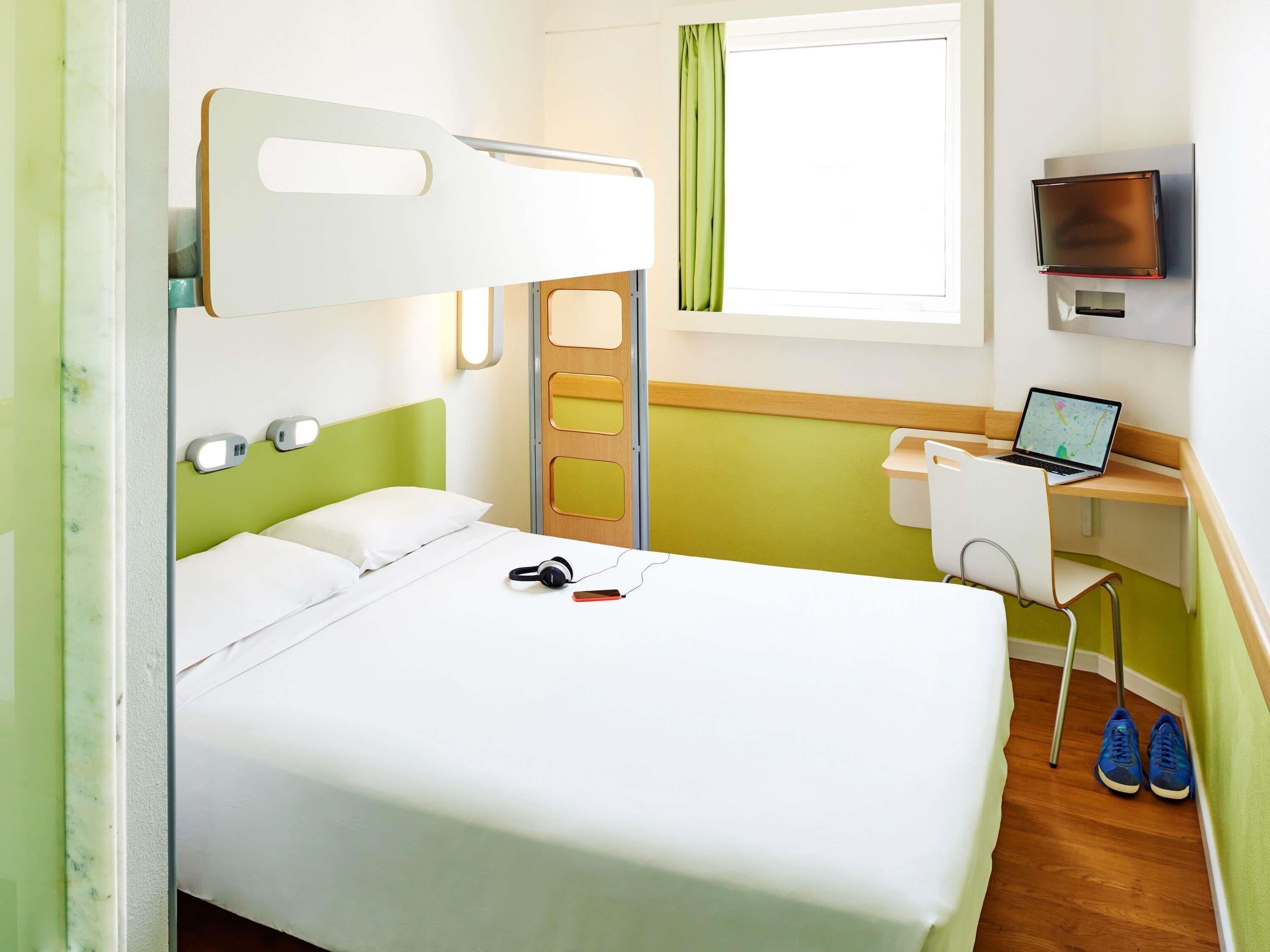 Standardværelse - flere senge (Cama de Casal e Cama Sobreposta) | Mørklægningsgardiner, gratis Wi-Fi, sengetøj