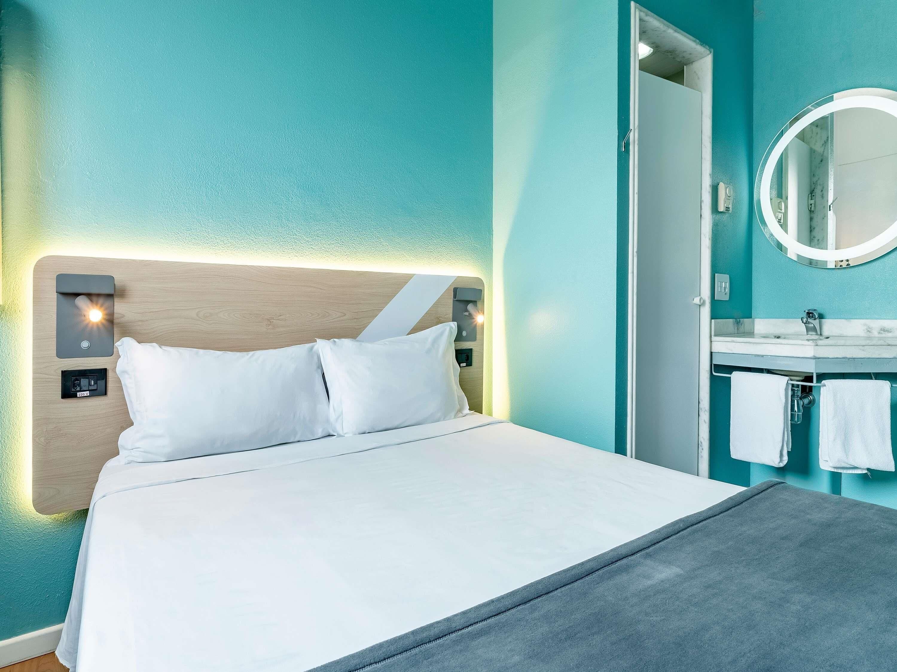 Cortinas blackout, wifi gratis y ropa de cama 