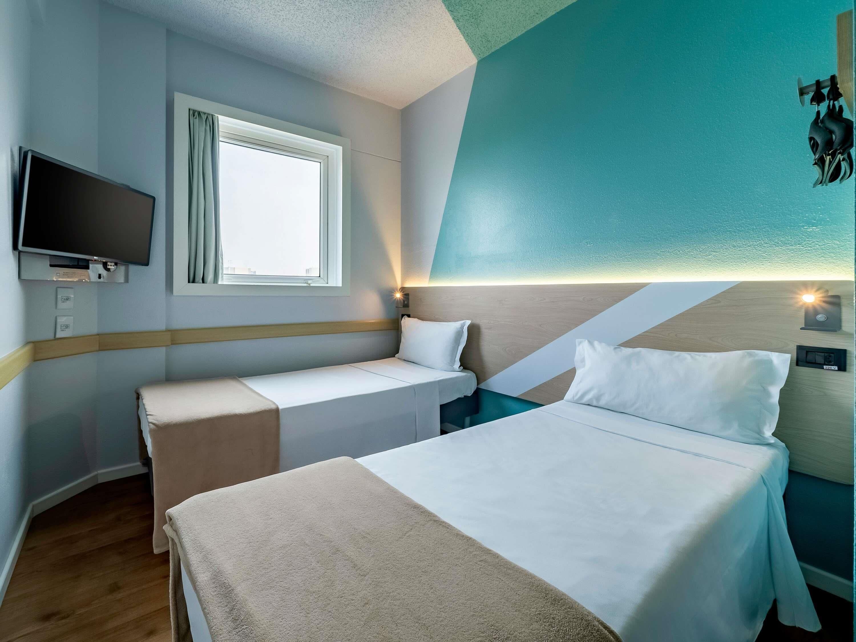 Cortinas blackout, wifi gratis y ropa de cama 