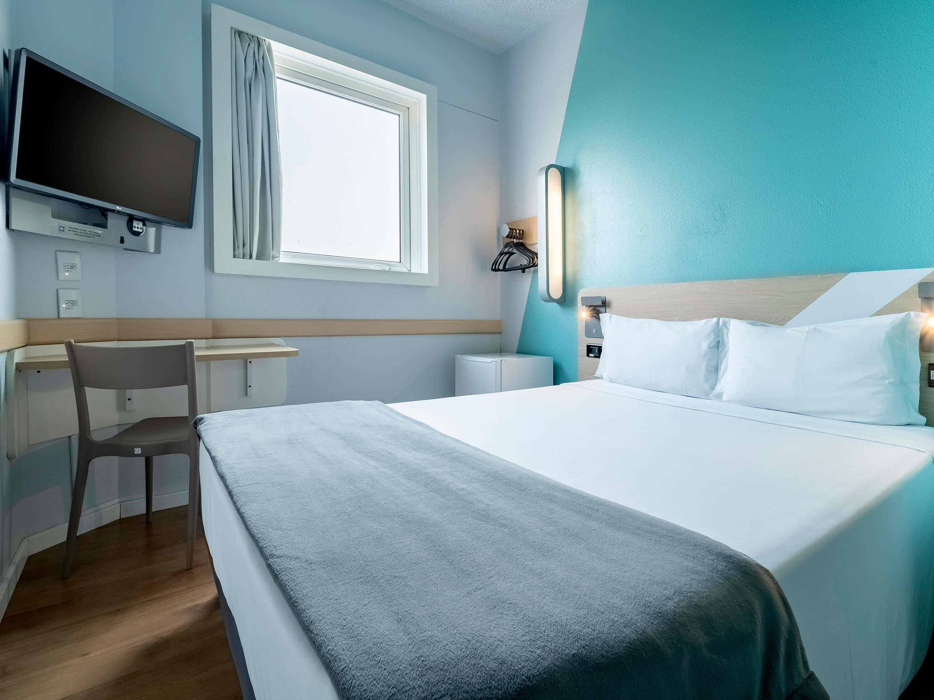 Cortinas blackout, wifi gratis y ropa de cama 