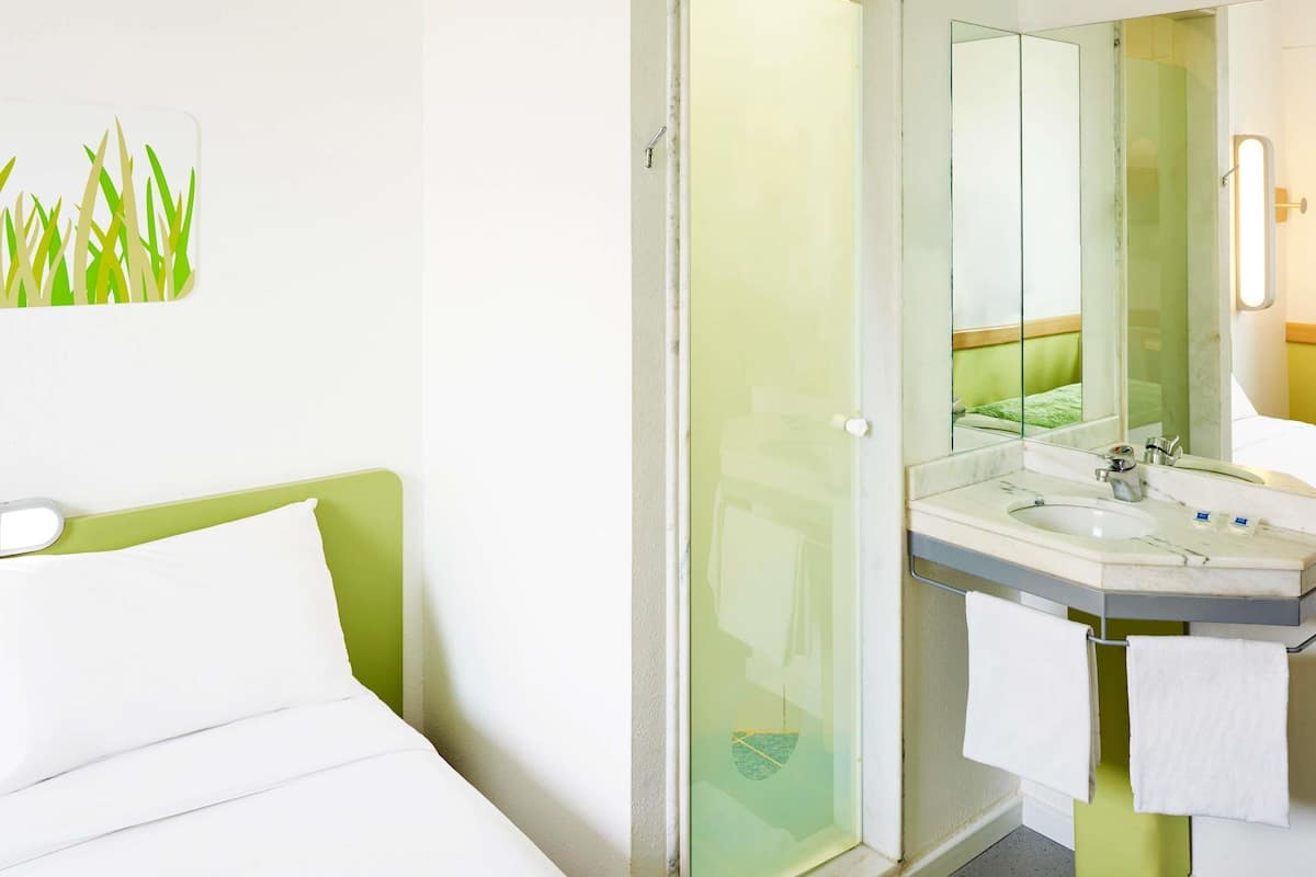 Chambre Standard, 1 lit double (Cama de casal) | Rideaux dâobscurcissement, accĂšs au Wi-Fi (inclus), literie fournie