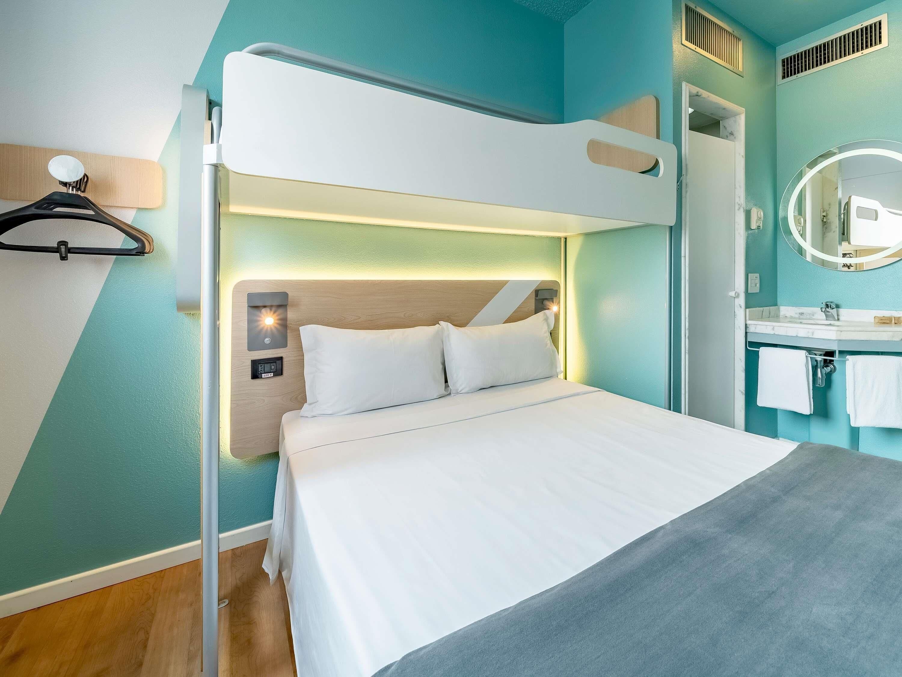 Cortinas blackout, wifi gratis y ropa de cama 