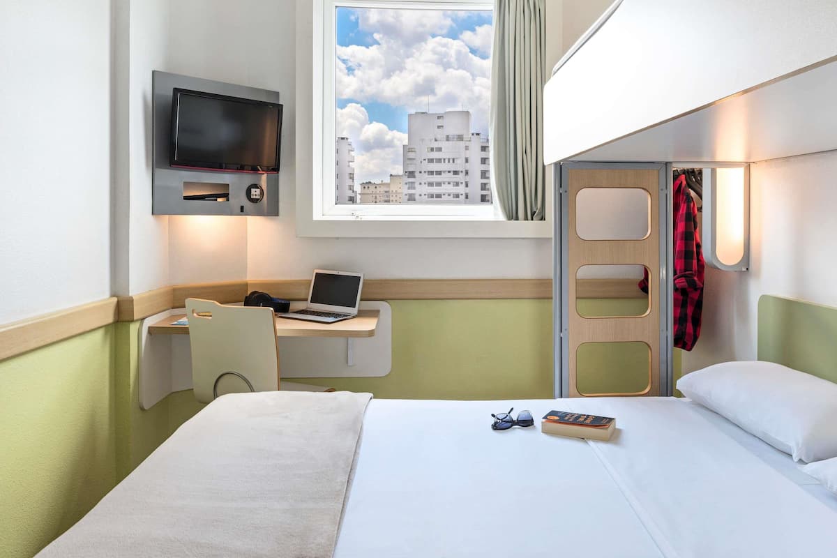 Standard Room, Multiple Beds (Cama de Casal e Cama Sobreposta) | Blackout drapes, free WiFi, bed sheets