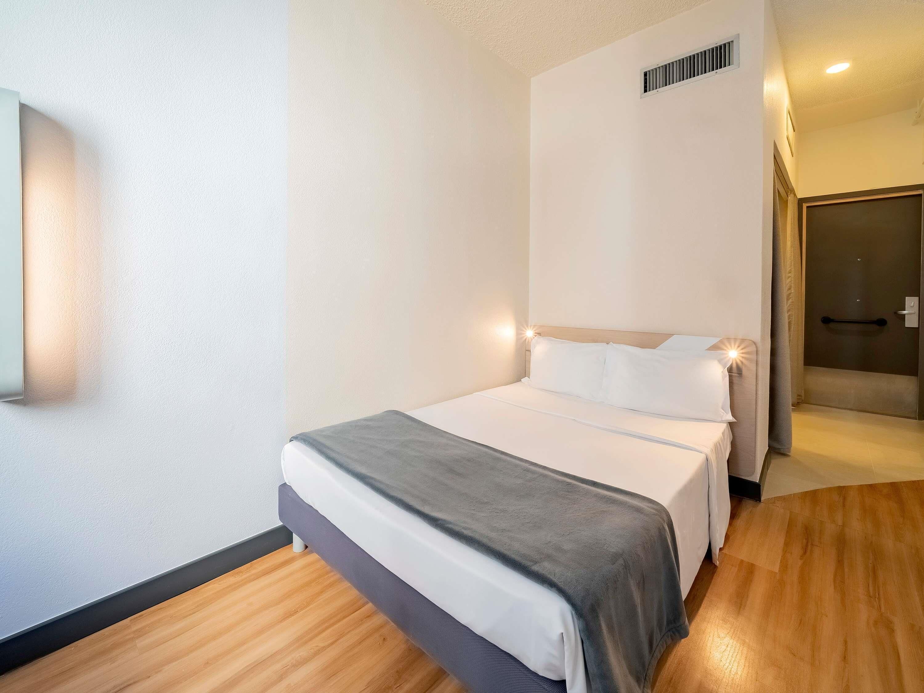 Habitación estándar, 1 cama doble, accesible para personas con discapacidad (Accessible) | Cortinas opacas, wifi gratis, ropa de cama