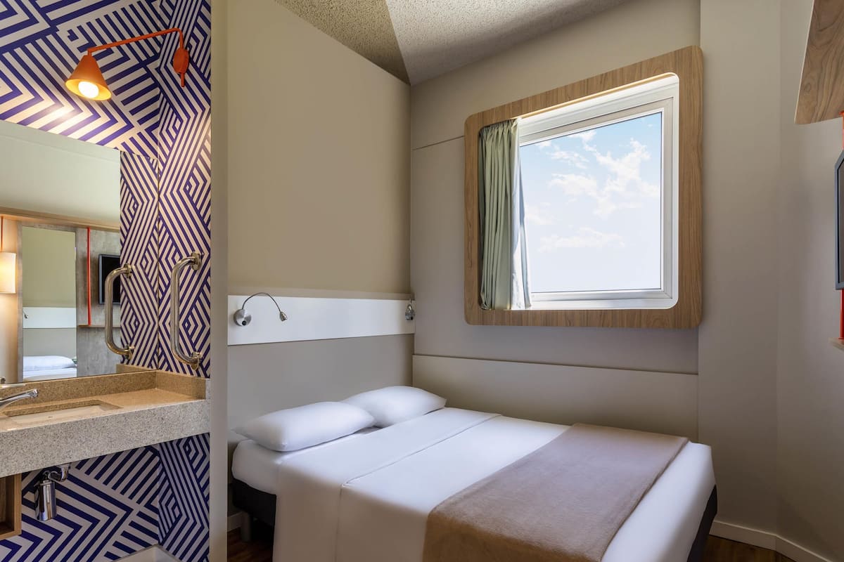 Quarto standard, 1 cama de casal, acessível (Accessible) | Cortinas blackout, Wi-Fi de cortesia, roupa de cama