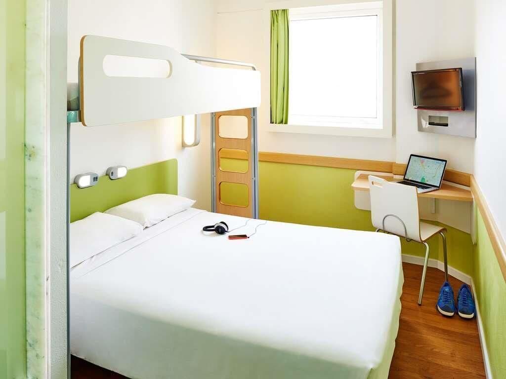 Quarto standard, várias camas (Cama de Casal e Cama Sobreposta) | Cortinas blackout, Wi-Fi de cortesia, roupa de cama