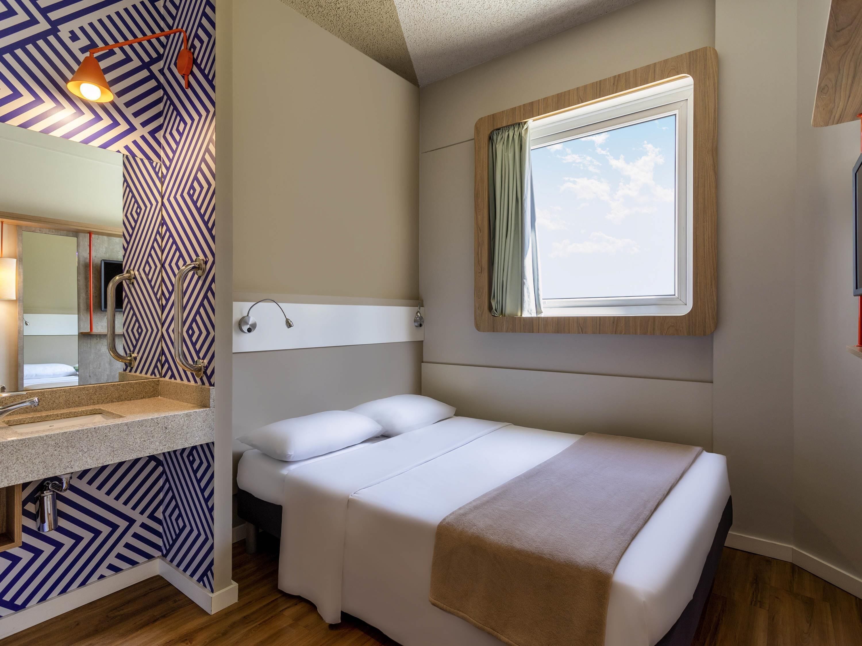 Cortinas blackout, wifi gratis y ropa de cama 