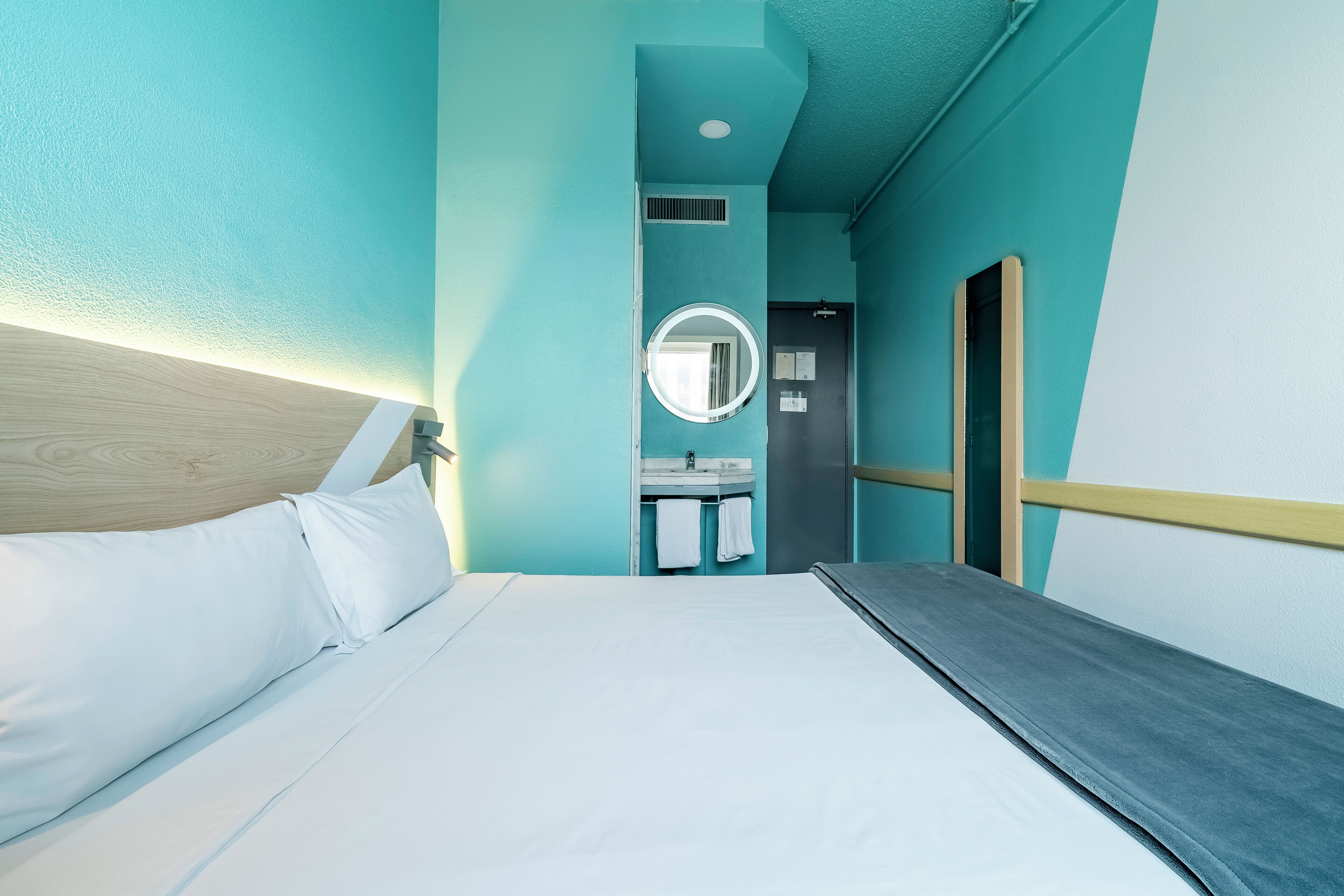 Cortinas blackout, wifi gratis y ropa de cama 