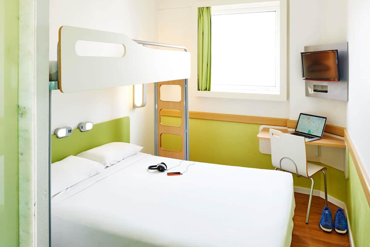 Quarto standard, várias camas (Cama de Casal e Cama Sobreposta) | Cortinas blackout, Wi-Fi de cortesia, roupa de cama