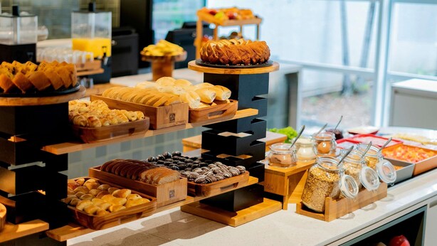 Ein reichhaltiges Buffet mit verschiedenen Backwaren und Desserts.