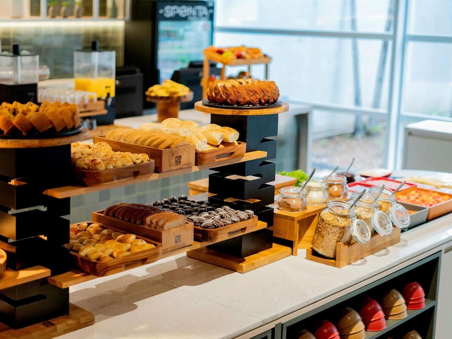 Daily buffet breakfast (BRL 45 per person)