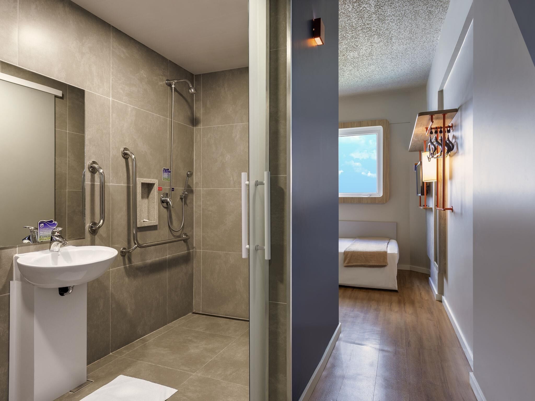 Chambre Standard, 1 lit double, accessible aux personnes à mobilité réduite (Accessible) | Rideaux occultants, Wi-Fi gratuit, draps fournis