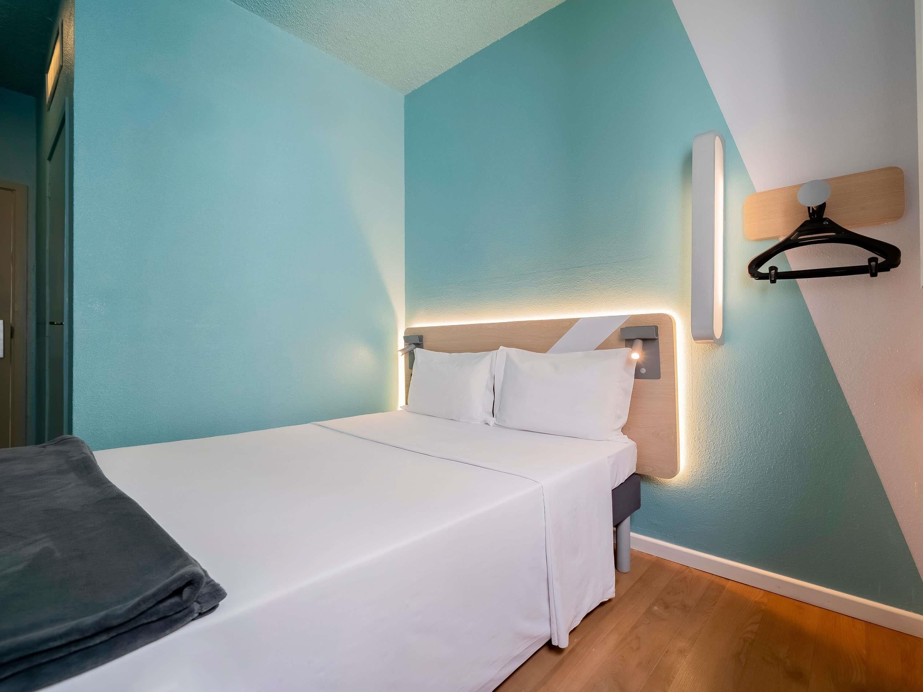 Cortinas blackout, wifi gratis y ropa de cama 