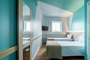 Quarto superior, 2 camas de solteiro | Cortinas blackout, Wi-Fi de cortesia, roupa de cama
