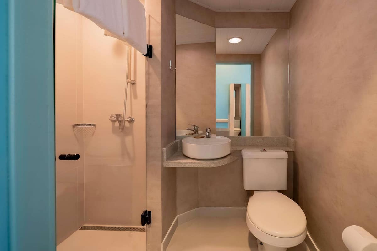 Blackout drapes, free WiFi, bed sheets