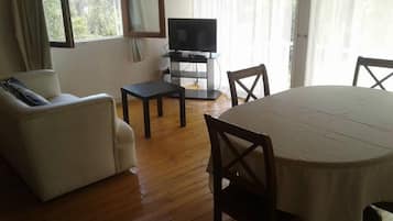 Traditional-Bungalow | Wohnbereich | 30-Zoll-Flachbildfernseher mit Digitalempfang, Fernseher