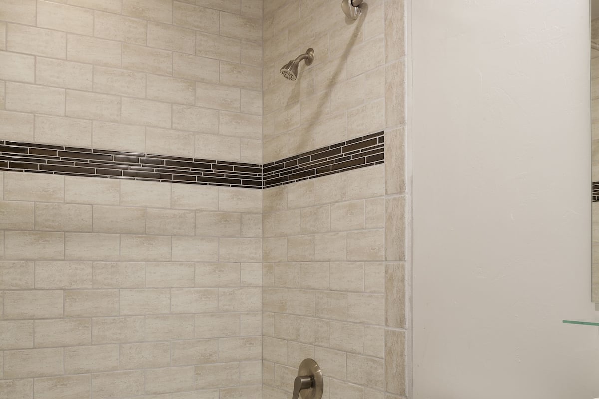 combined shower/bathtub, free toiletries, hair dryer