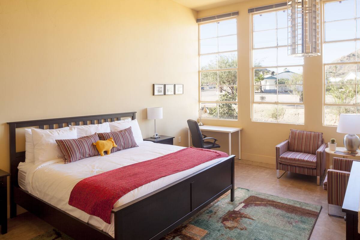 Habitación, 1 cama King size, cocineta | Escritorio, tabla de planchar con plancha y wifi gratis 