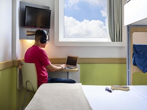 Apartament estàndard, 1 llit doble | Escriptori, espai de treball apte per a portàtils i cortines opaques