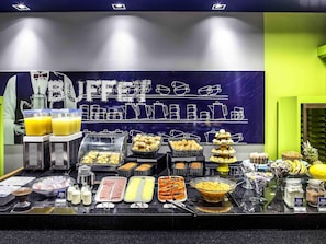Daily buffet breakfast (BRL 42 per person)