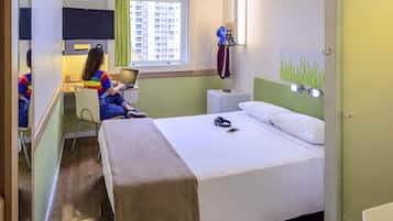 Departamento superior, 1 cama matrimonial | Escritorio, espacio para trabajar con laptop y cortinas blackout
