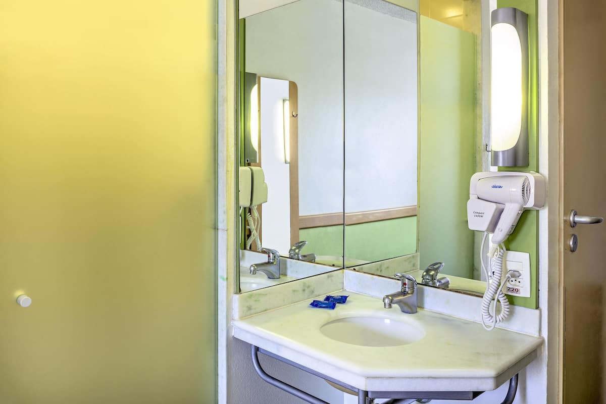 Departamento superior, 1 cama matrimonial | Escritorio, espacio para trabajar con laptop y cortinas blackout