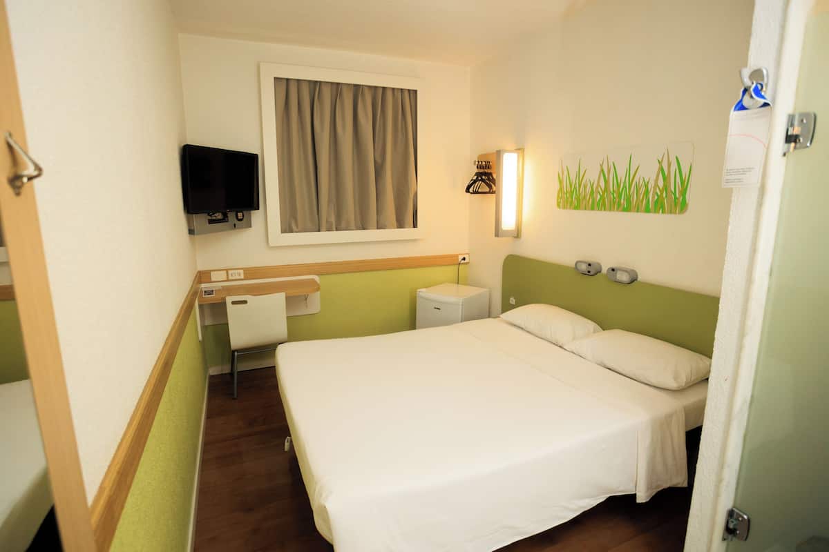 Departamento superior, 1 cama matrimonial | Escritorio, espacio para trabajar con laptop y cortinas blackout