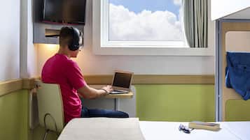 Apartamento standard, 1 cama de casal | Escrivaninha, espaço de trabalho para notebook, cortinas blackout