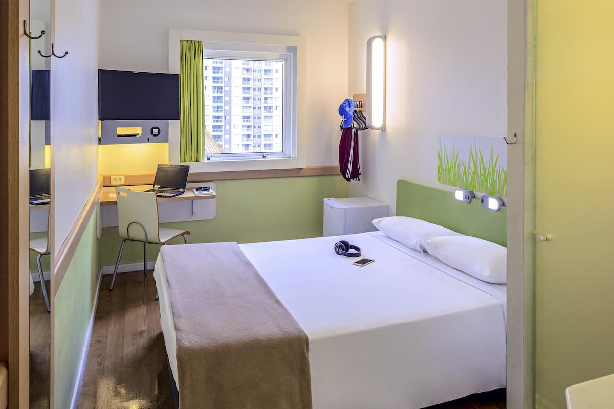 Departamento superior, 1 cama matrimonial | Escritorio, espacio para trabajar con laptop y cortinas blackout