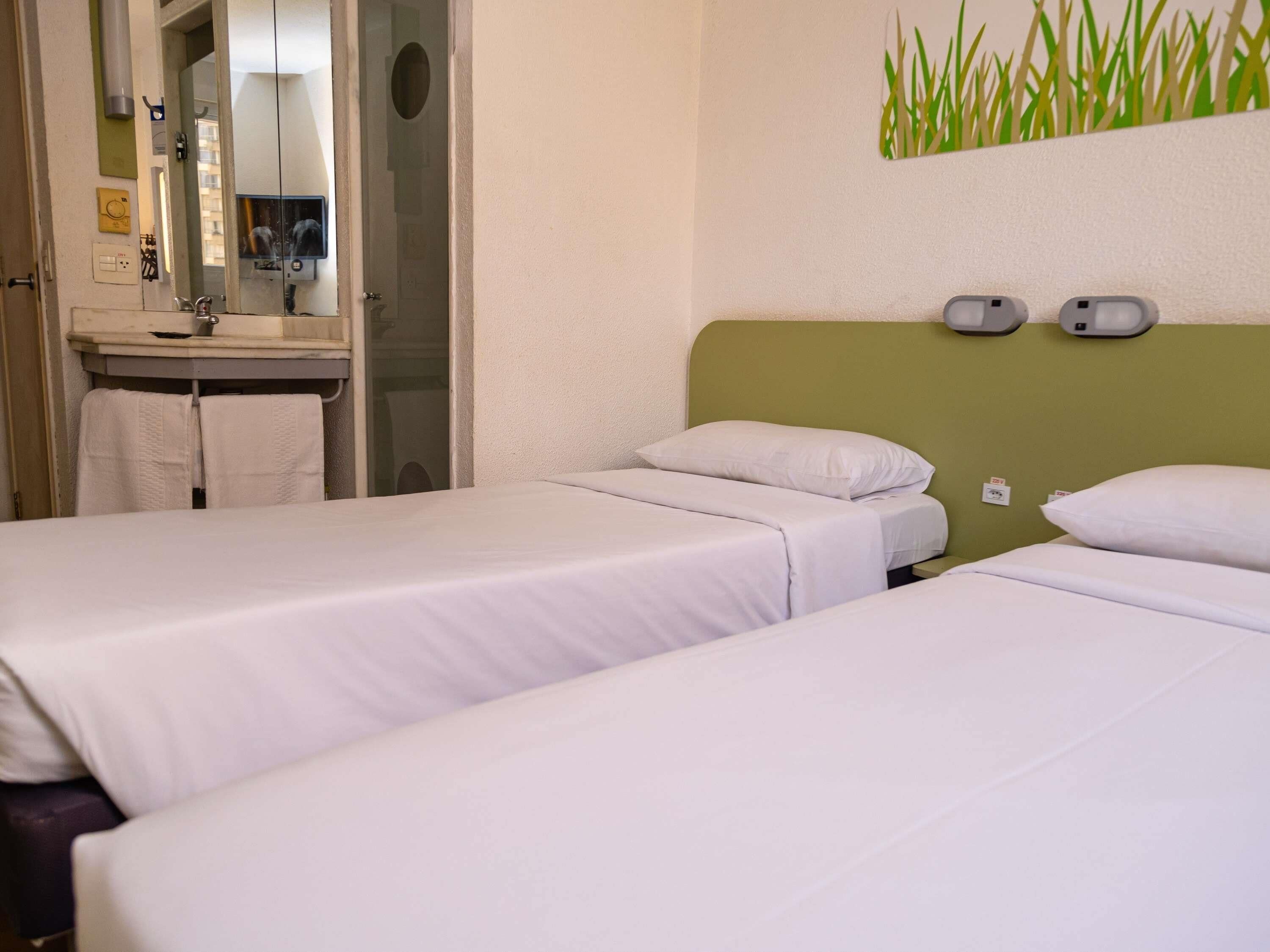 Quarto standard, 2 camas de solteiro | Frigobar, escrivaninha, espaço de trabalho para notebook
