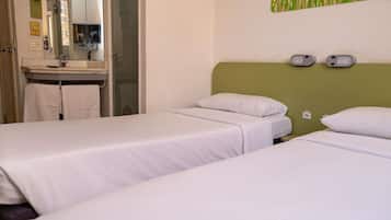 Quarto standard, 2 camas de solteiro | Frigobar, escrivaninha, espaço de trabalho para notebook
