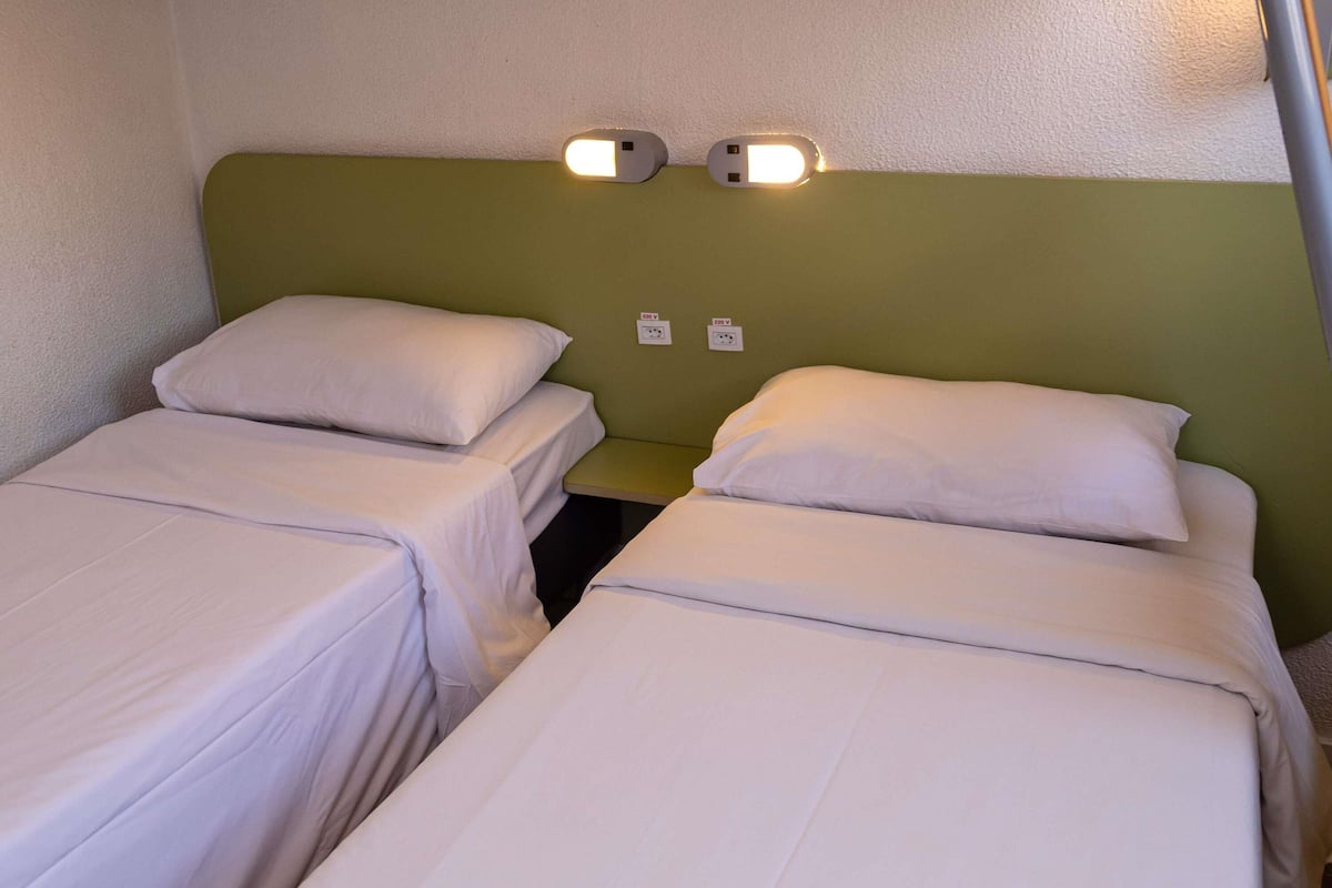 Quarto standard, 3 camas de solteiro | Frigobar, escrivaninha, espaço de trabalho para notebook