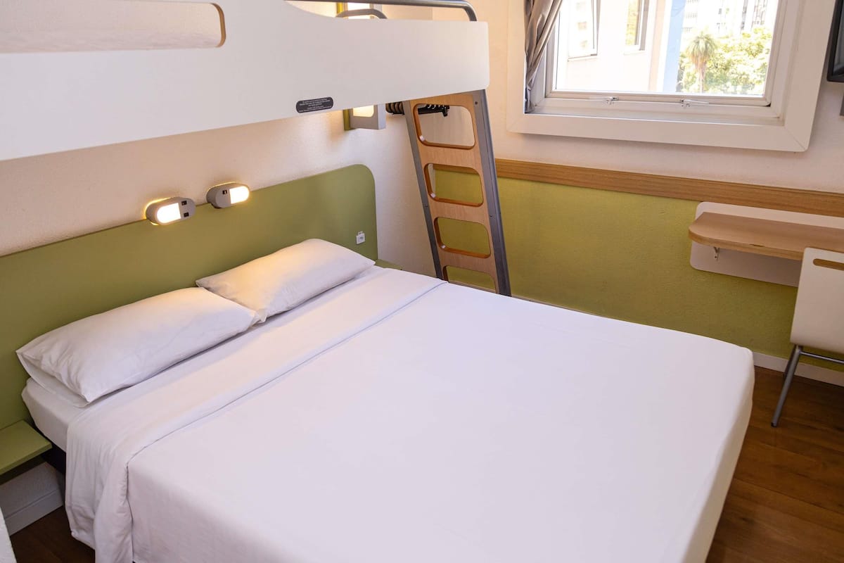 Escritorio, espacio para trabajar con laptop y cortinas blackout