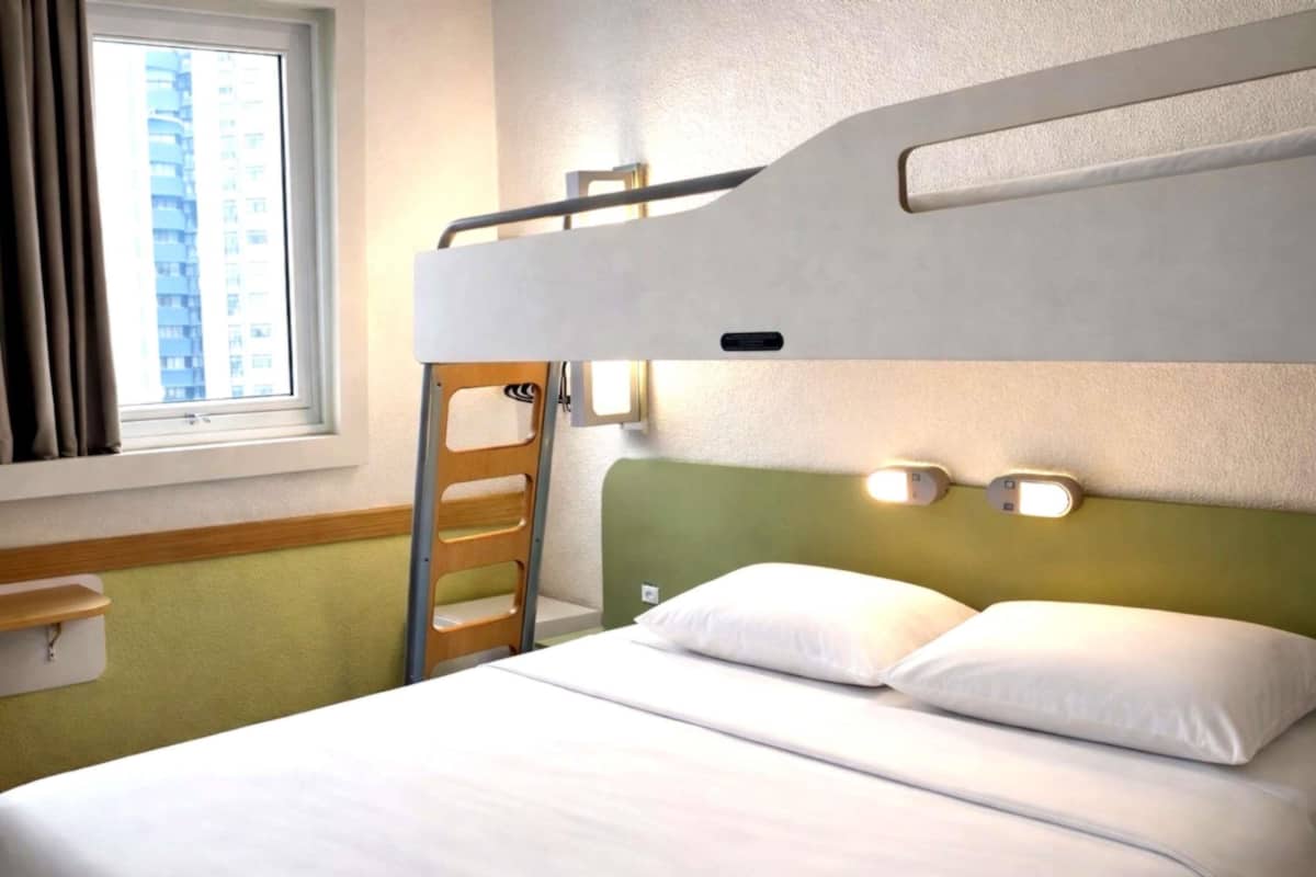 Habitación superior, varias camas | Escritorio, espacio para trabajar con laptop y cortinas blackout