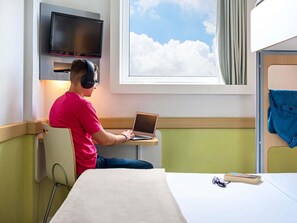 Minibar, escritorio y espacio para trabajar con laptop 
