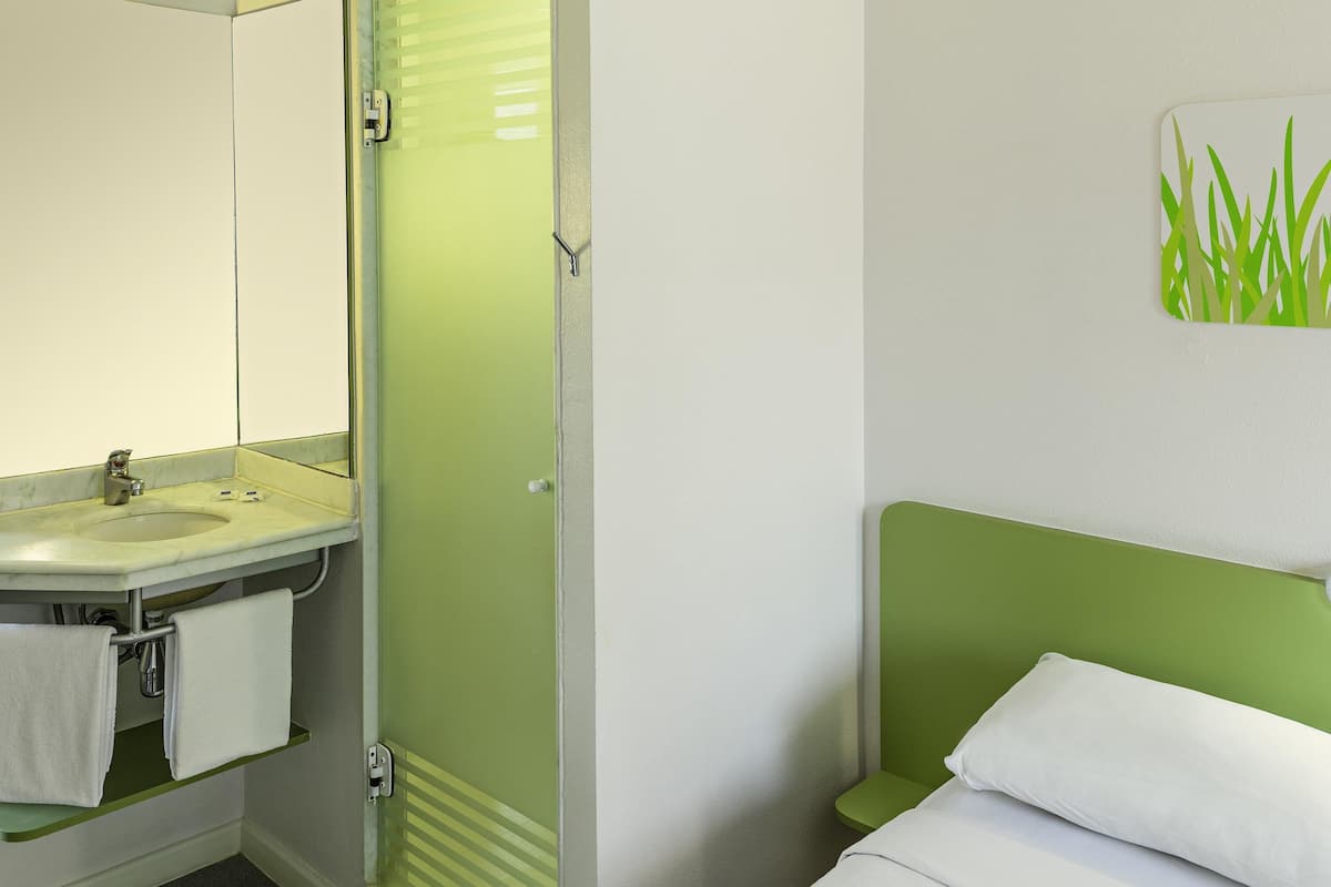 Habitación clásica, 1 cama matrimonial | Escritorio, espacio para trabajar con laptop y cortinas blackout