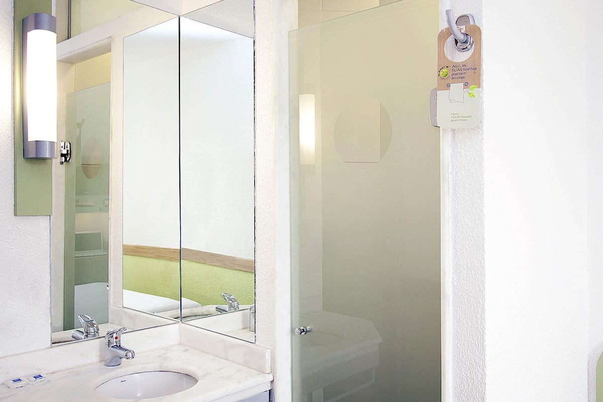 Skrivbord, arbetsyta för laptop, mörkläggningsgardiner och ljudisolering