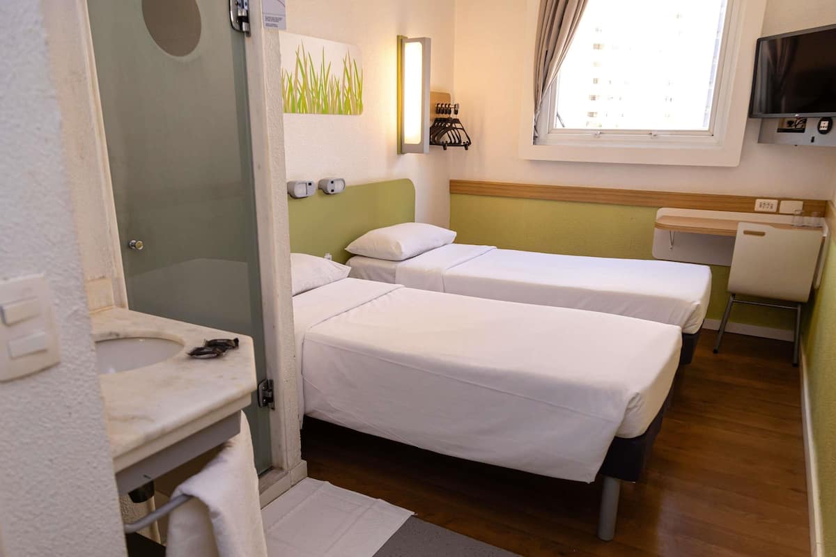 Habitación estándar, 2 camas individuales | Escritorio, espacio para trabajar con laptop y cortinas blackout