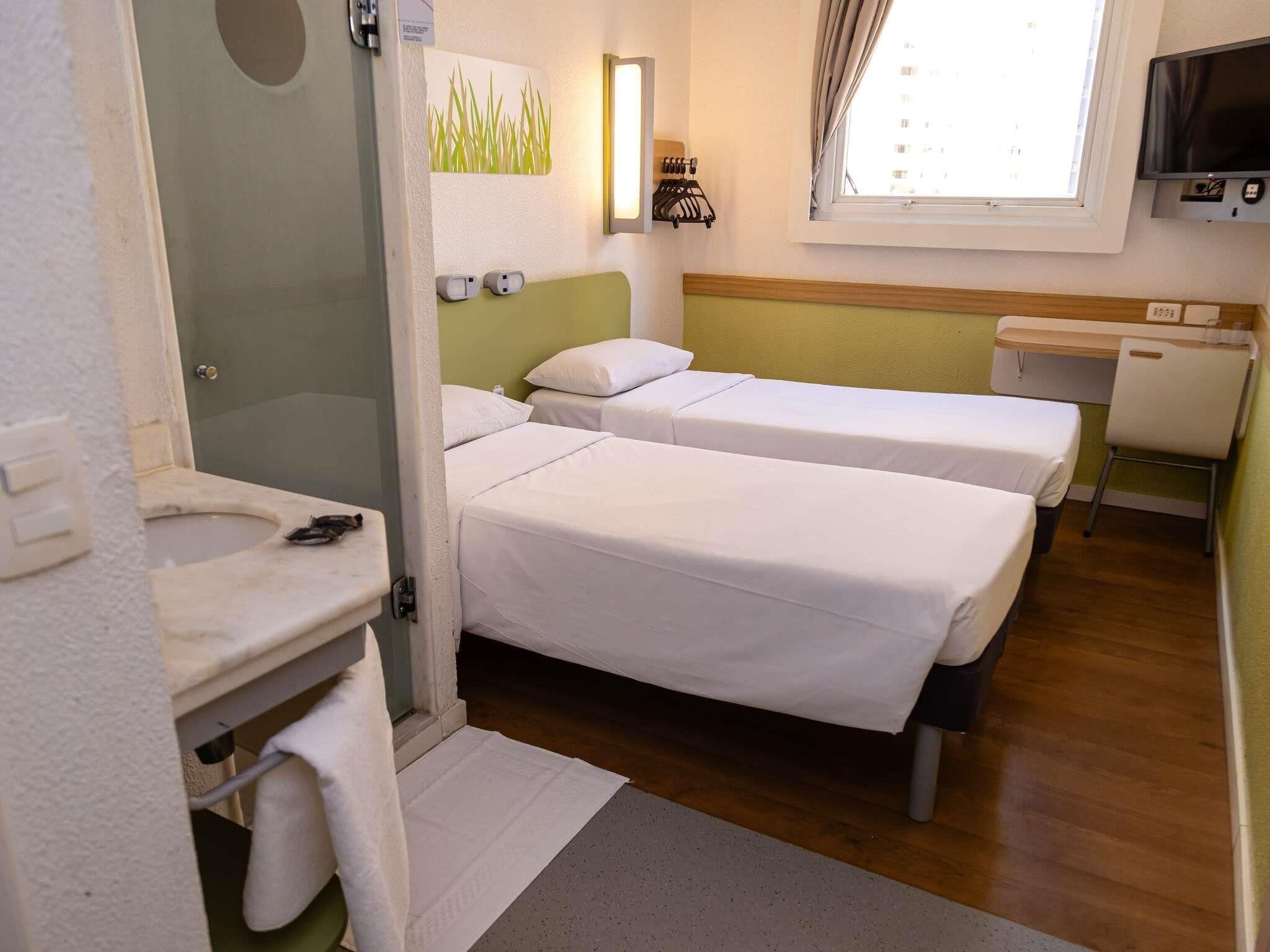 Habitación estándar, 2 camas individuales | Minibar, escritorio y espacio para trabajar con laptop 