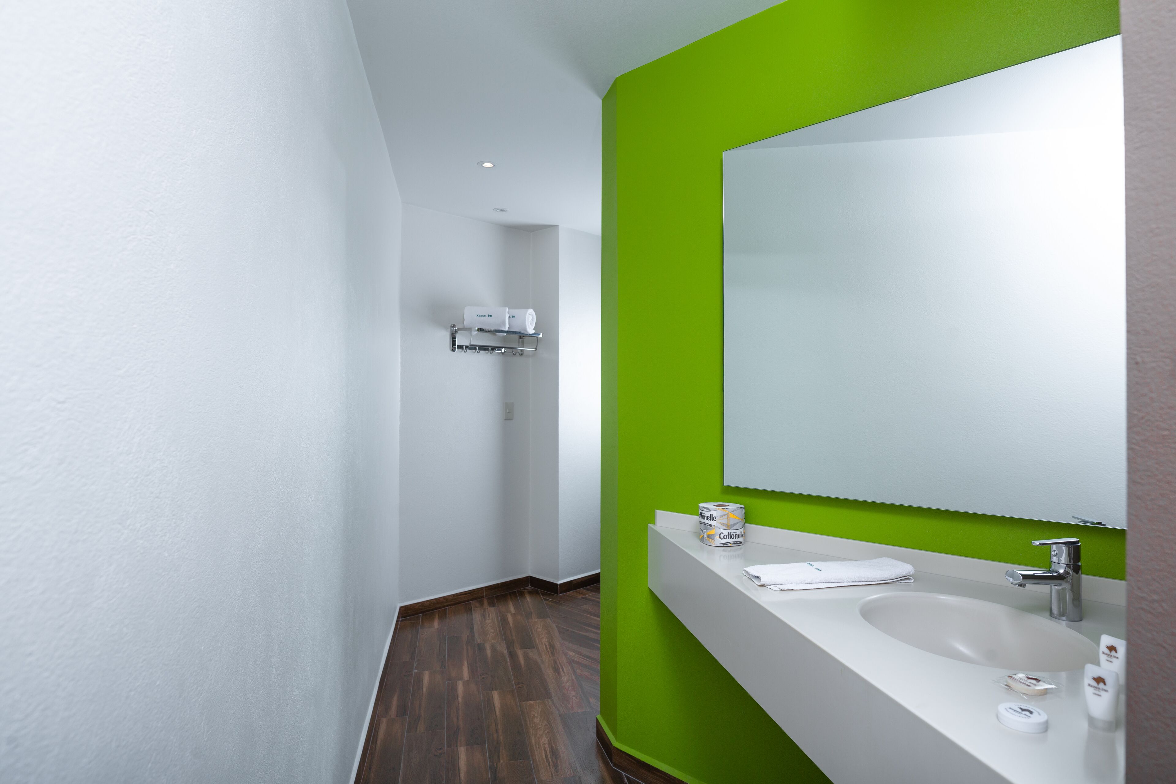 deluxe suite | bathroom | shower, hair dryer, towels