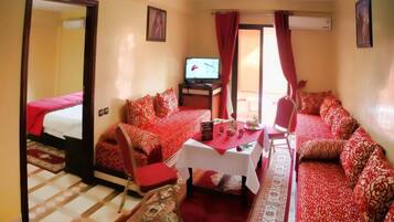 Studio | Salle de séjour | Télévision à écran plat de 32 pouces avec chaînes par satellite