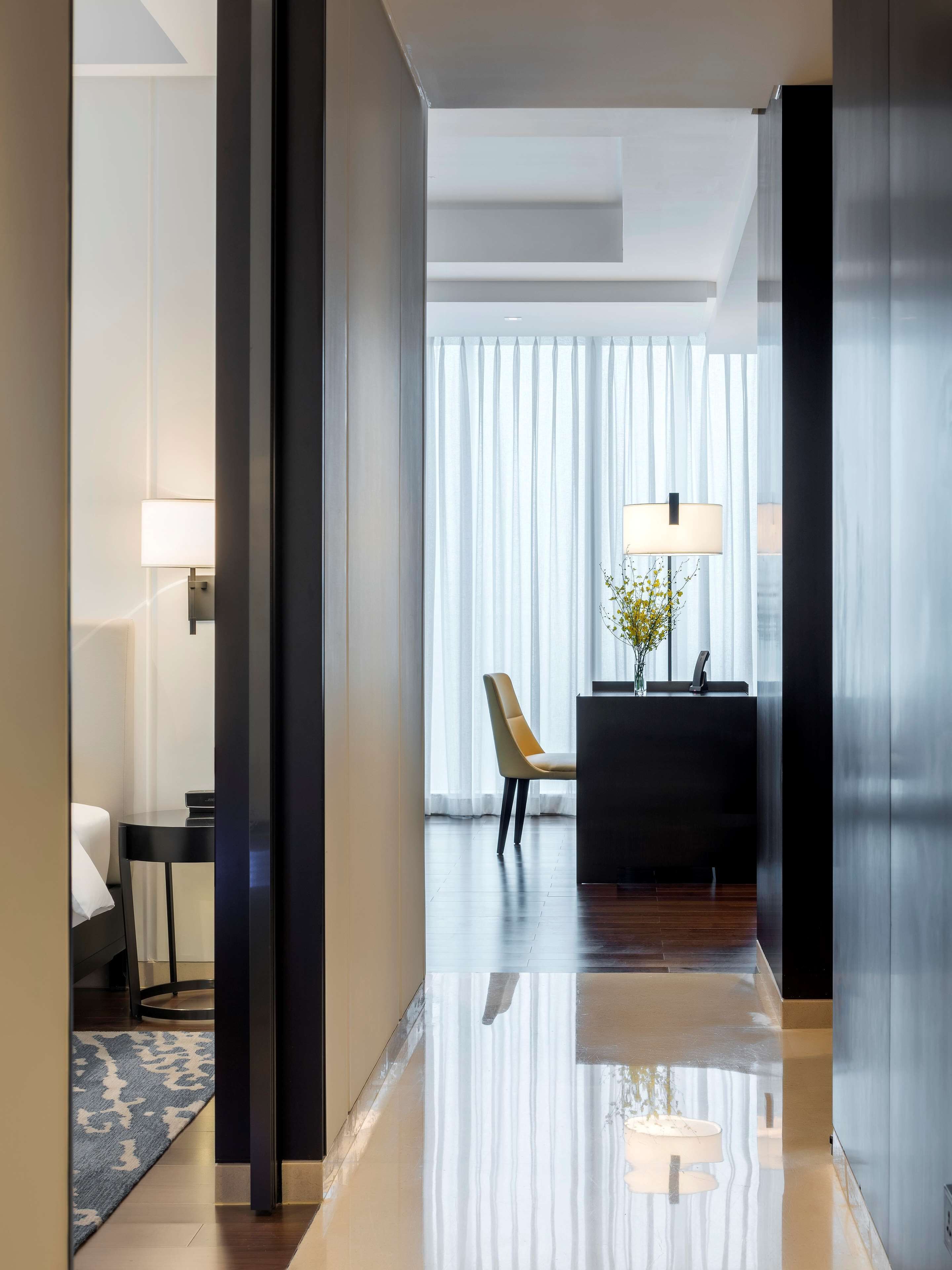 room, 1 king bed | minibar, in-room safe, desk, blackout curtains